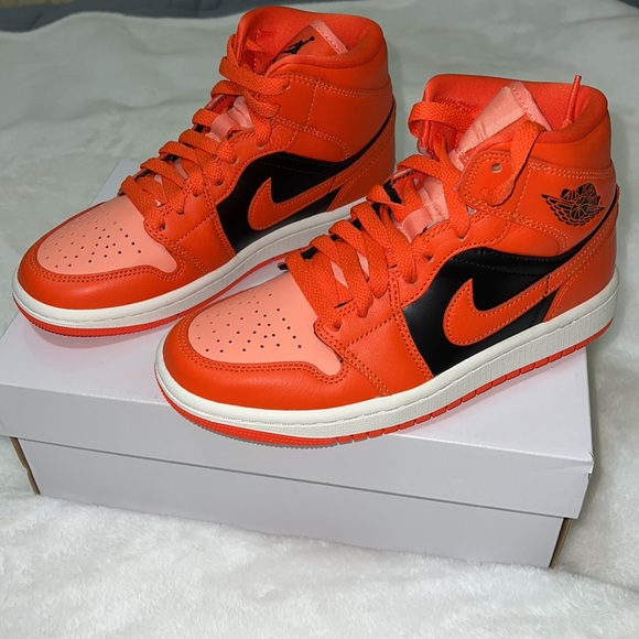 New, Air Jordan 1 Mid SE - Picture 4 of 11